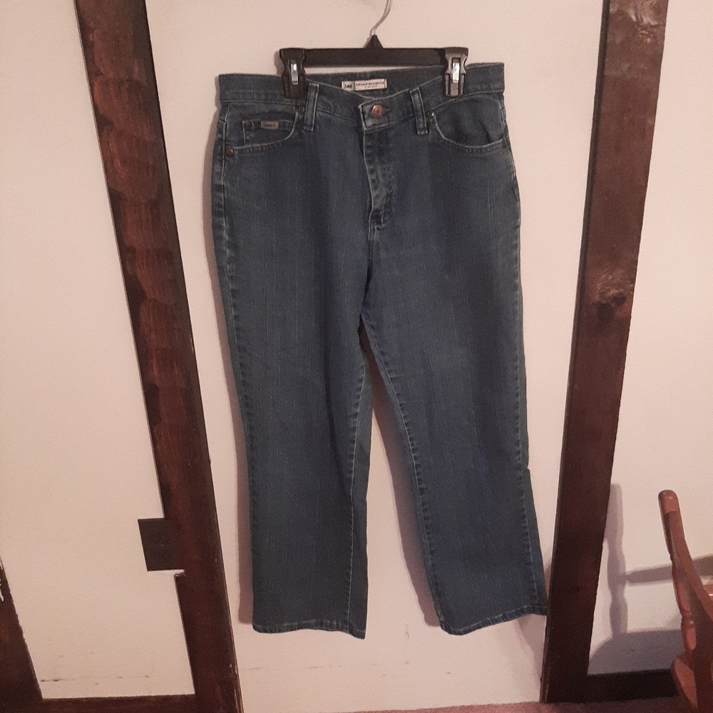 Lee Relaxed Straight Leg Women’s Size 10 Short Blue Medium Wash Denim Jeans.